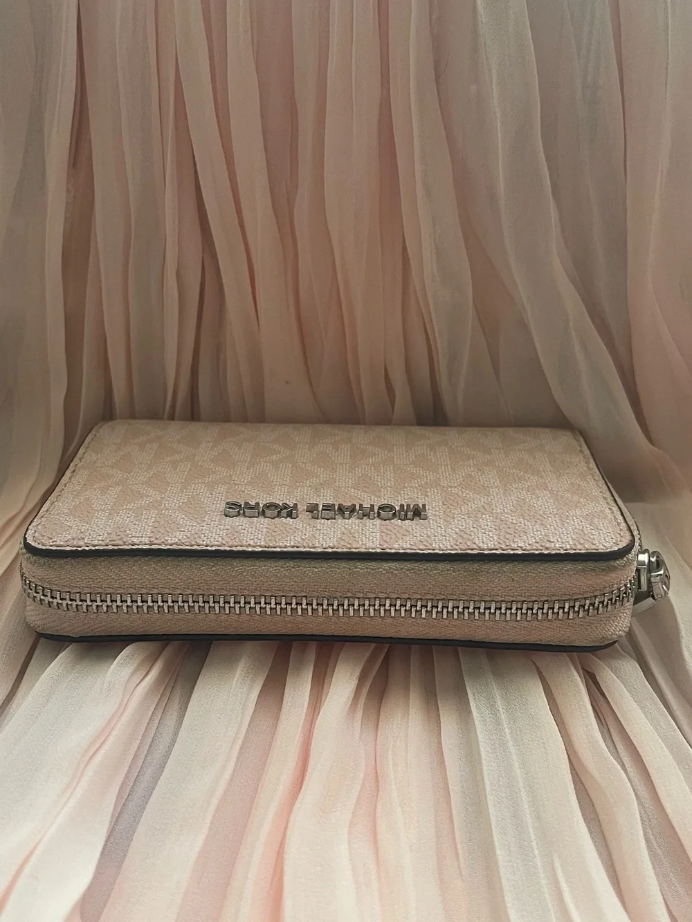 Michael Kors compact zip